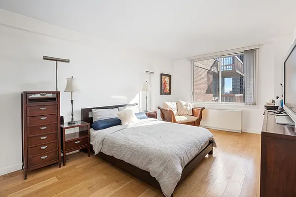 Rented by Douglas Elliman | media 23