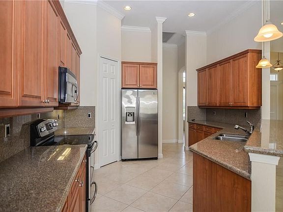 5th image of 453 NW Dover Ct