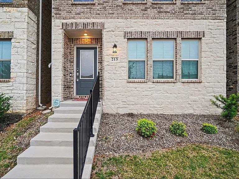 213 Settlers Way — Photo 3