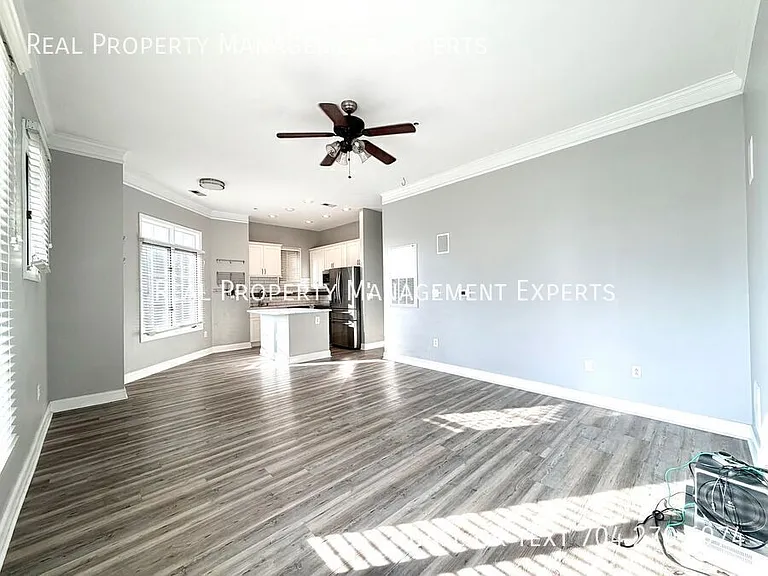 761 N Alexander St — Photo 7