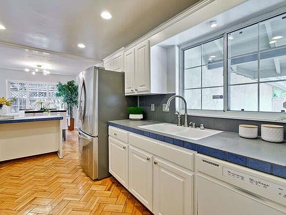 5th image of 631 Hillsdale Ave