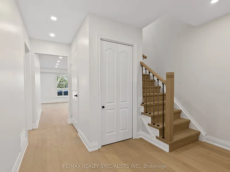 6419 Chaumont Cres #UPPER — Photo 4