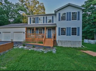 101 Swartsburo Dr, Tamiment, PA 18371