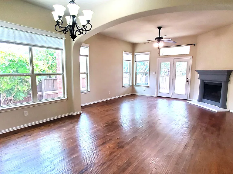 2614 Independence Dr — Photo 2