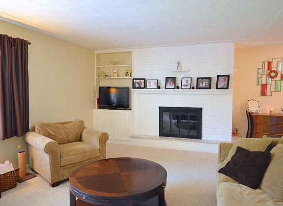 4th image of 4585 Marlborough Dr