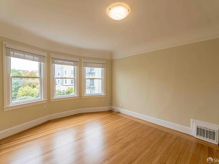 2124 Bay St — Photo 10
