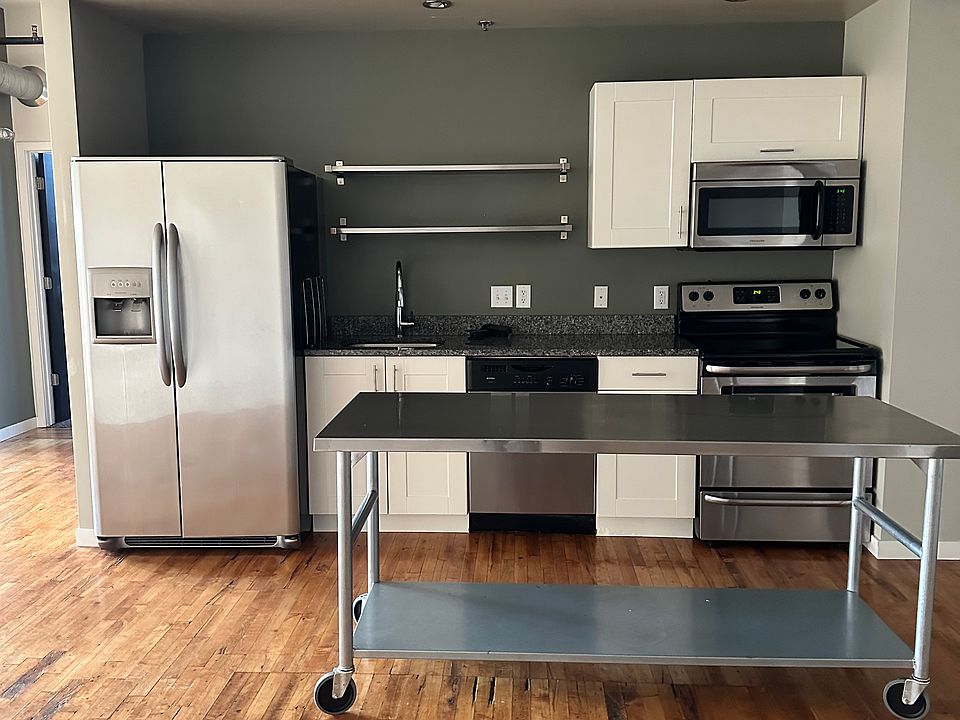 (photo of similar unit. Colors, finishes, fixtures, and ceiling height may differ.)
