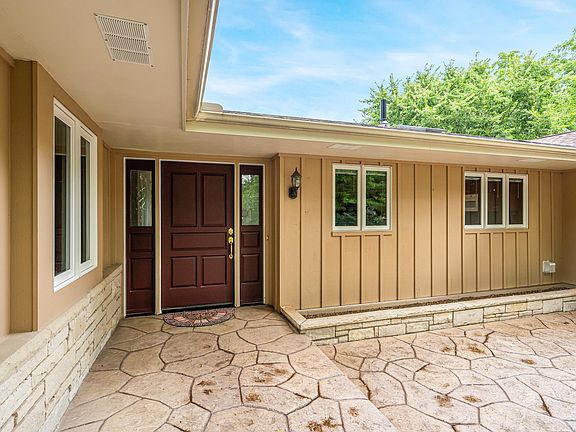 3rd image of W270S3575 Oak Knoll Dr
