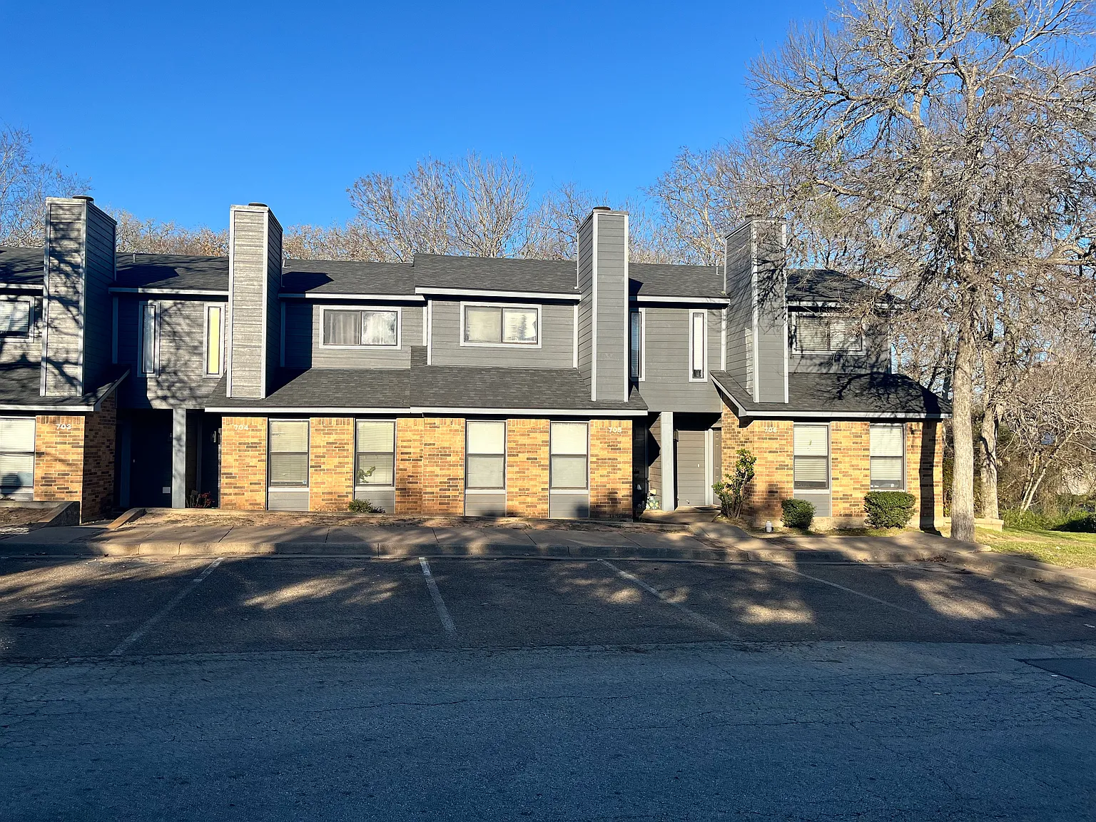 Oak Creek Condos — Photo 1