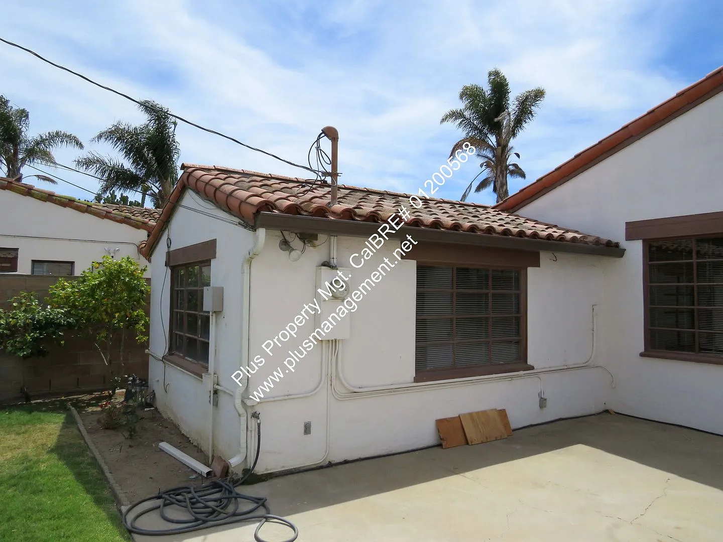 Carriage District One Bedroom Home With One Car Detached Garage and Small Yard — Photo 4