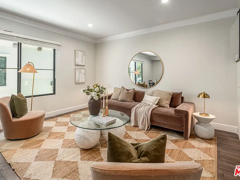 1147 N Beachwood Dr #5 — Photo 5