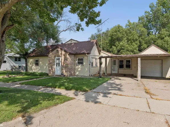 812 N 10th St, Clear Lake, IA 50428