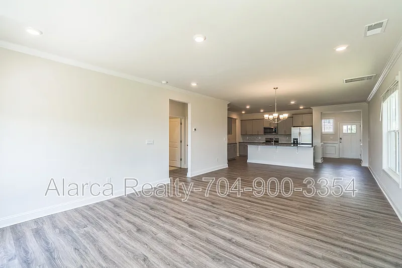 4 bed, 2570 sqft, $2,050 — Photo 4