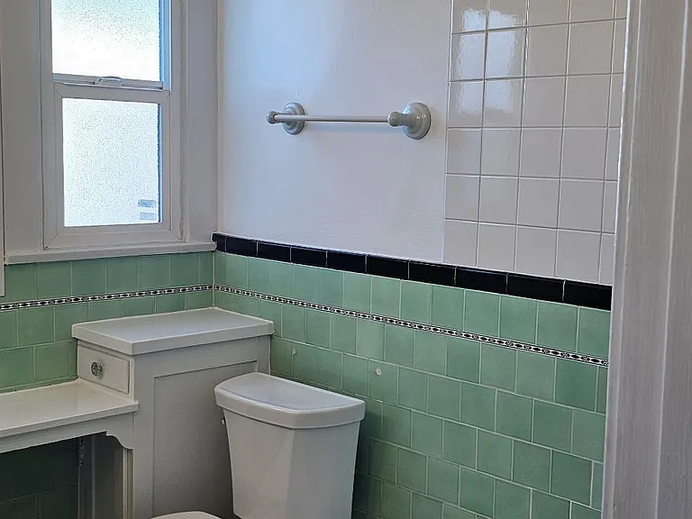 218 1/2 N Kenmore Ave — Photo 28