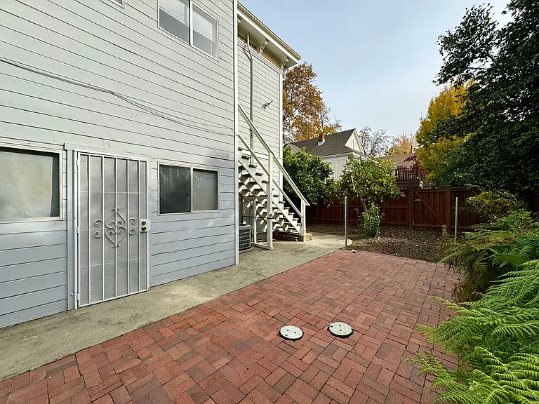 2608-2610 I Street — Photo 3