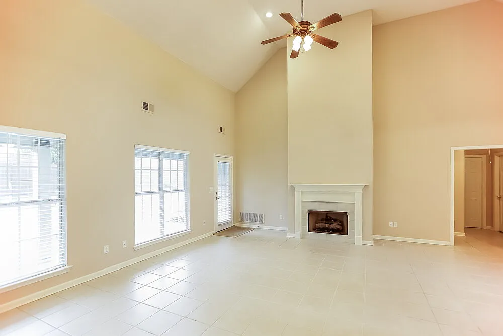 3 bed, 2.0 bath, 1959 sqft, $2,410 — Photo 2