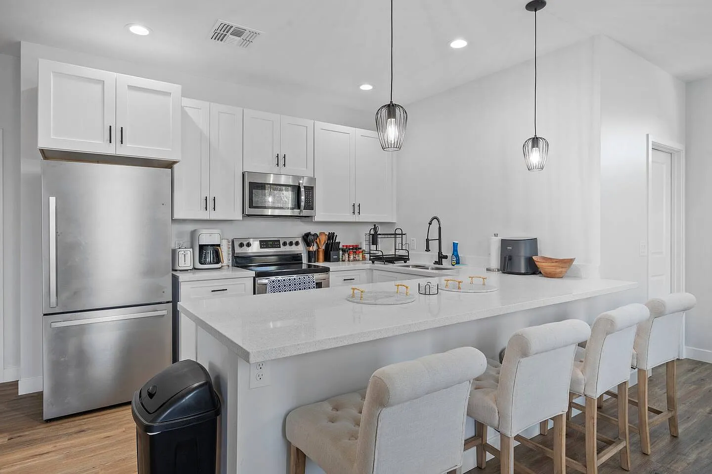 3 bed, 2340 sqft, $2,500 — Photo 4