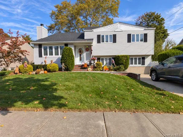 14 Glenbrook Road, Hicksville, NY 11801