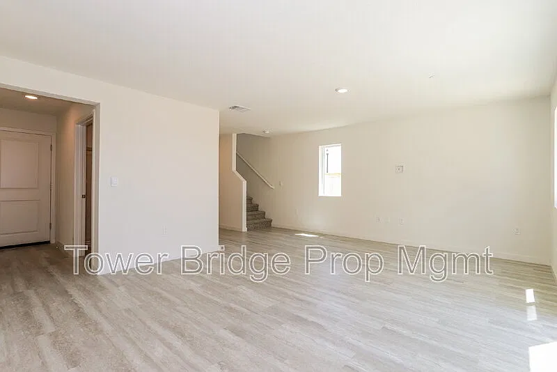 5 bed, 3.0 bath, 1874 sqft, $3,250 — Photo 3