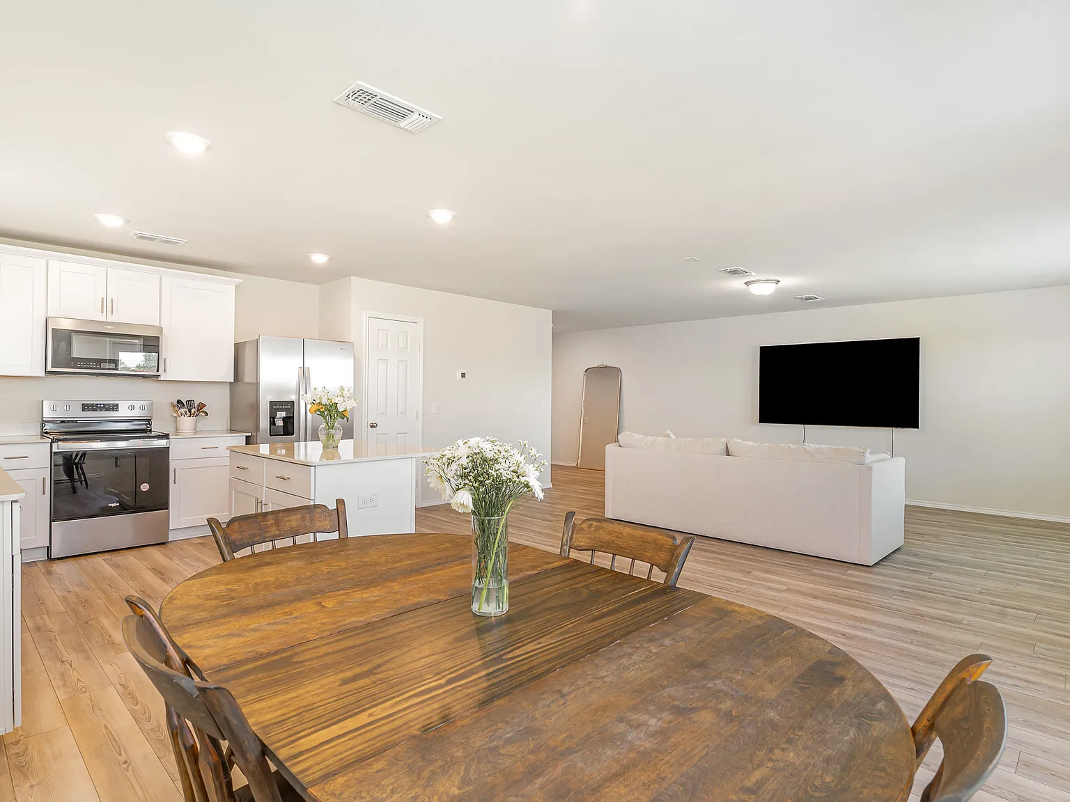 4 bed, 2284 sqft, $2,390 — Photo 2
