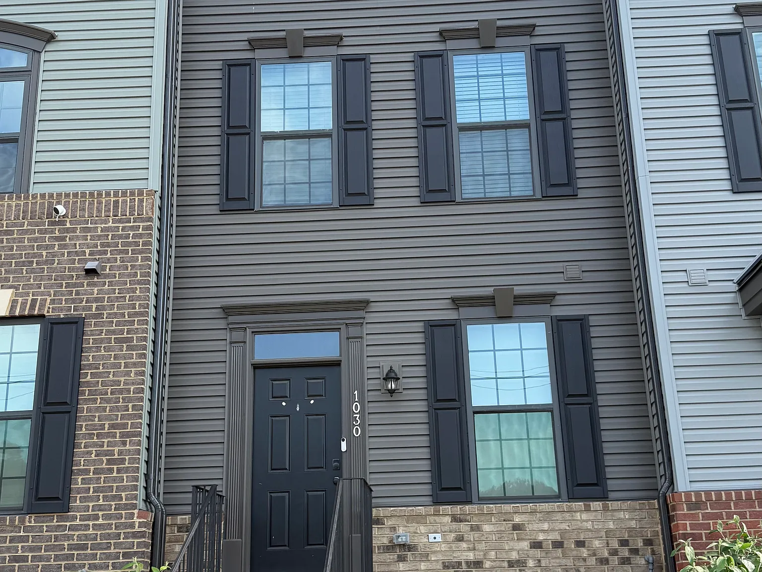 2 bed, 2.5 bath, $900 — Photo 1