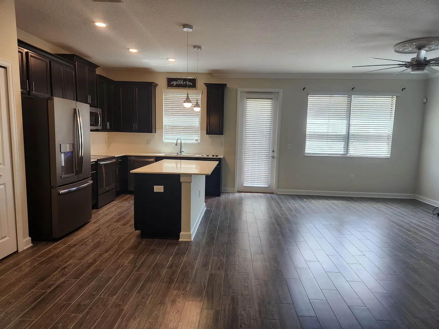 4 bed, 3.5 bath, 2026 sqft, $2,200 — Photo 4