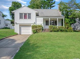 21 Preston Rd, Great Neck, NY 11023