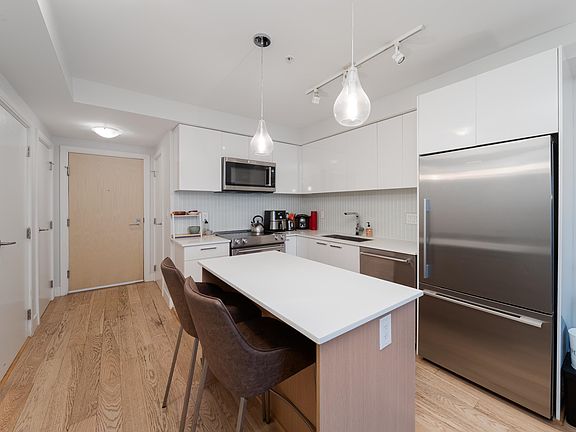 3rd image of 233 Kingsway #403