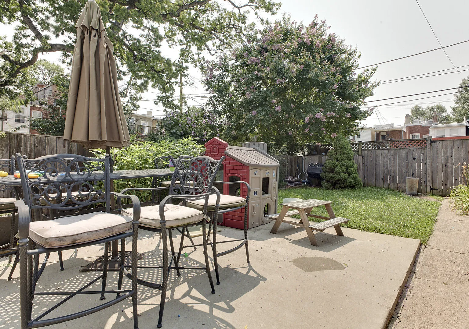 Beautiful Petworth Rowhome with Backyard and Parking! — Photo 4