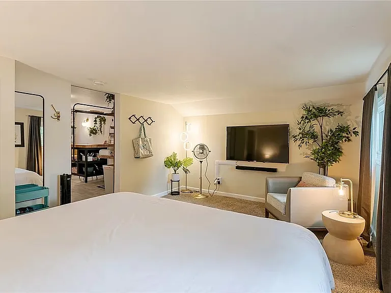 4334 E Lake Rd — Photo 2