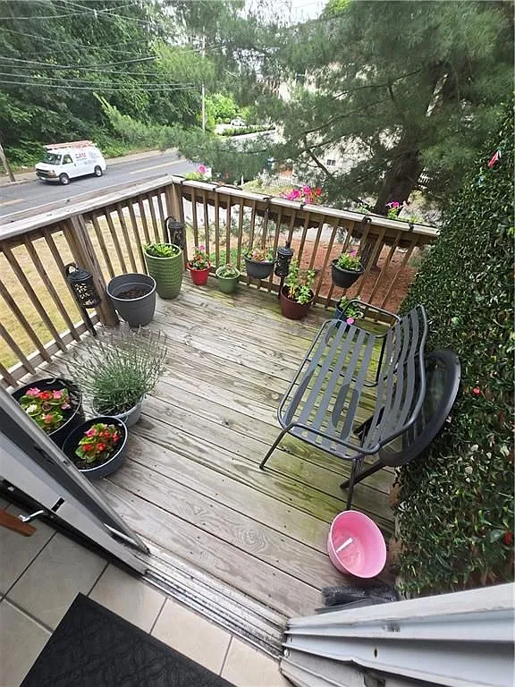 2 bed, 1.0 bath, 1025 sqft, $2,300 — Photo 2
