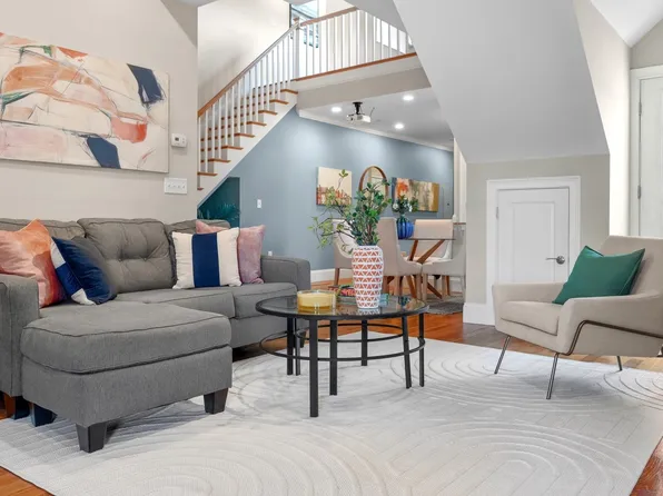224 Florence St APT 10, Boston, MA 02131