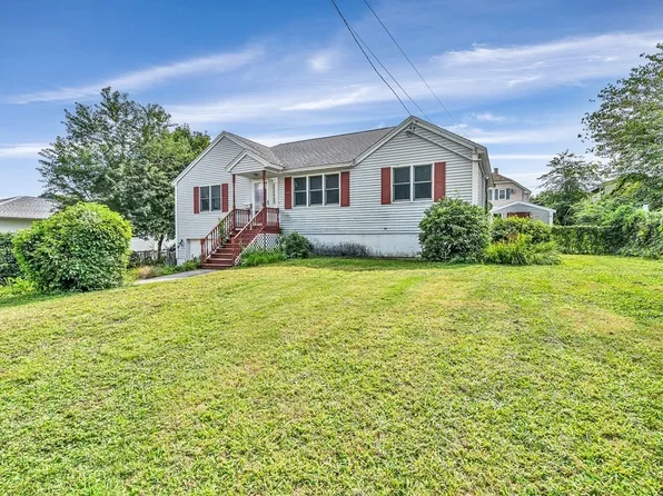 66 Farragut St, Lowell, MA 01854