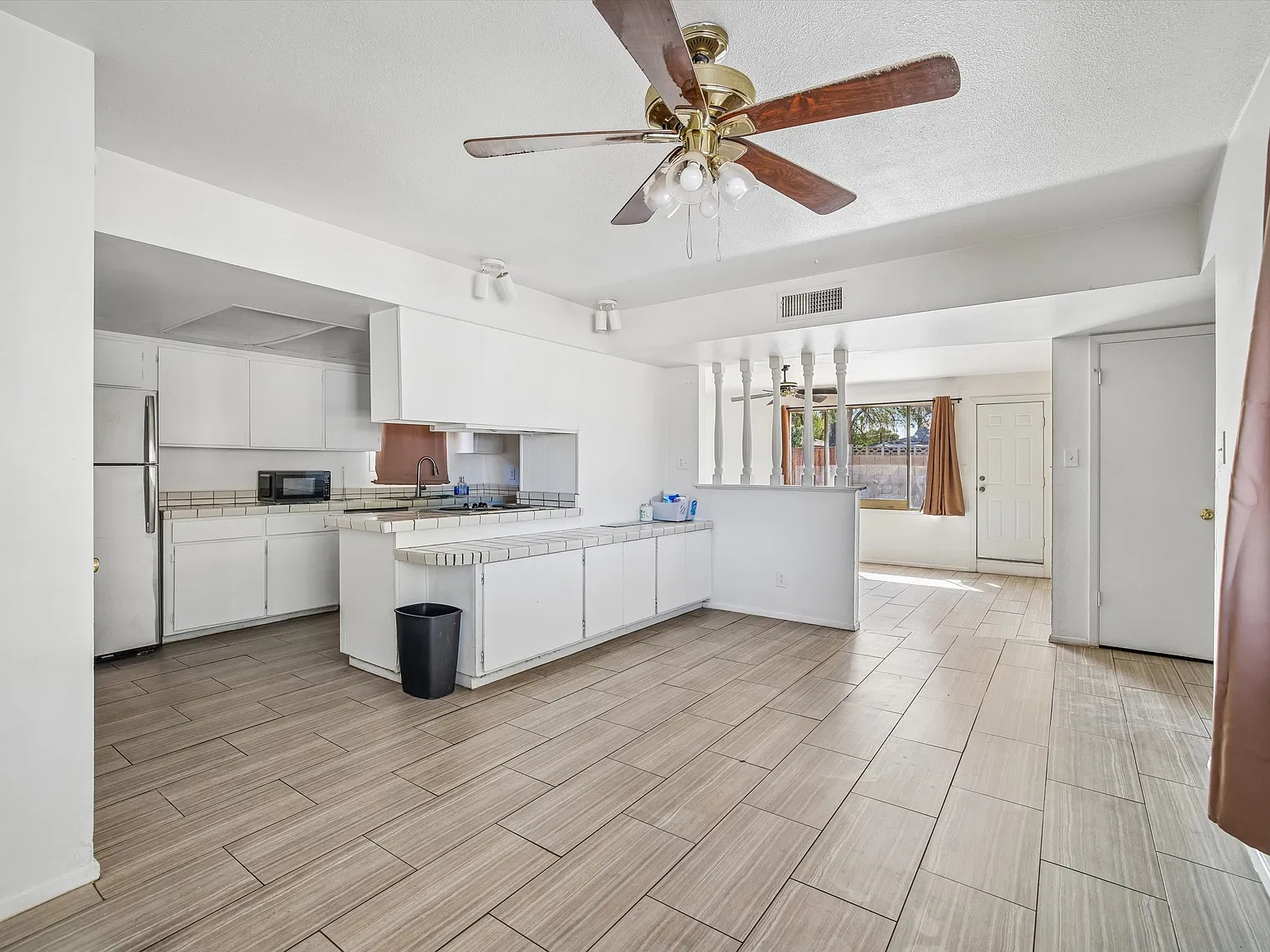 5 bed, 2300 sqft, $2,990 — Photo 2