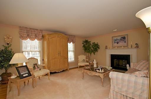 5th image of 39 Essex Green Ln