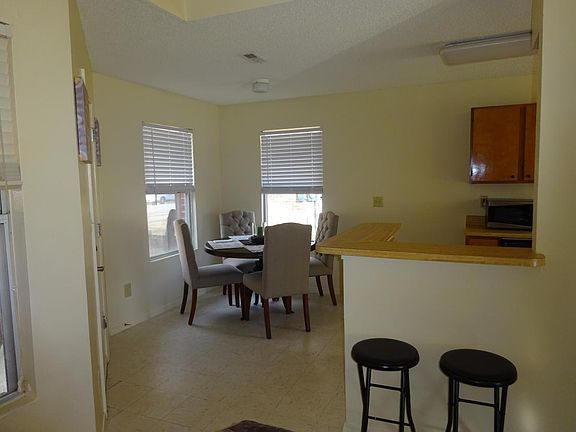 3rd image of 105 Jardin Ct