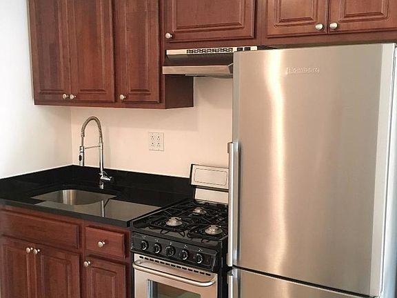 3rd image of 321 W 80th St APT 11
