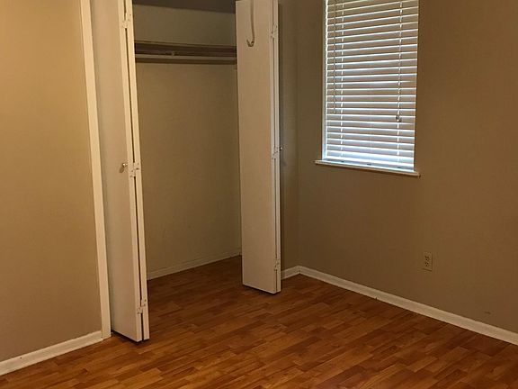 3rd image of 307 W Kelli Ave