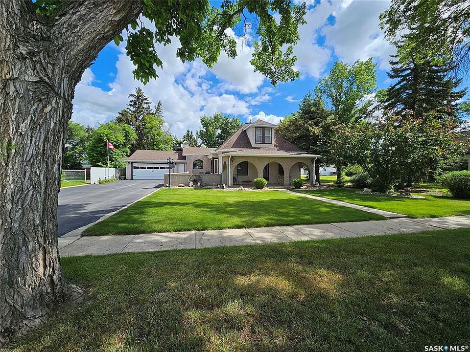 1st image of 325 4th AVENUE E