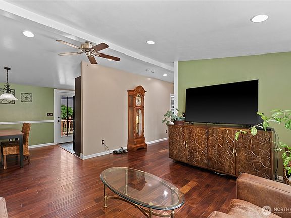 5th image of 239 6th Street NE