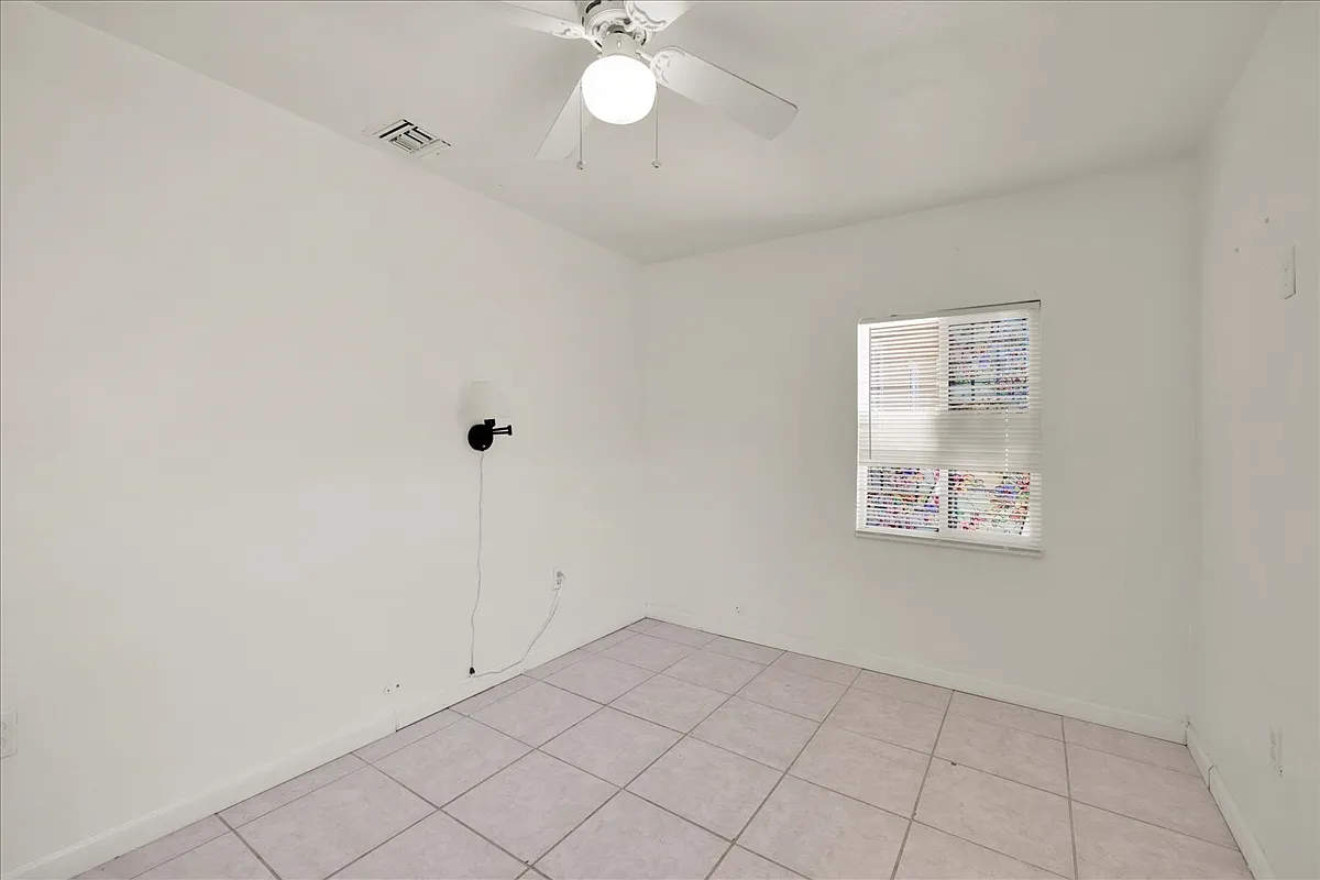3 bed, 1236 sqft, $2,400 — Photo 2