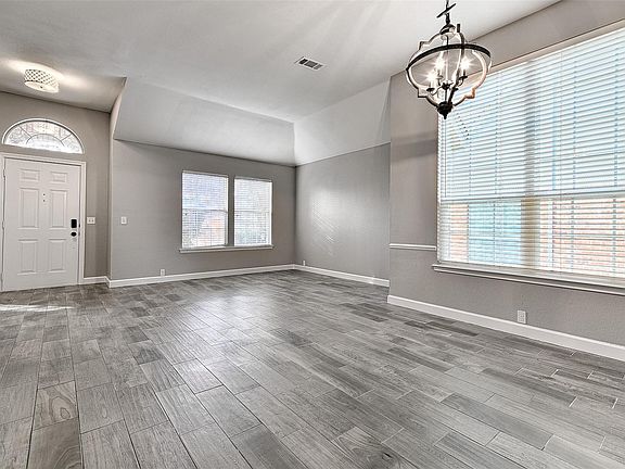 5th image of 4109 Pinewood Dr