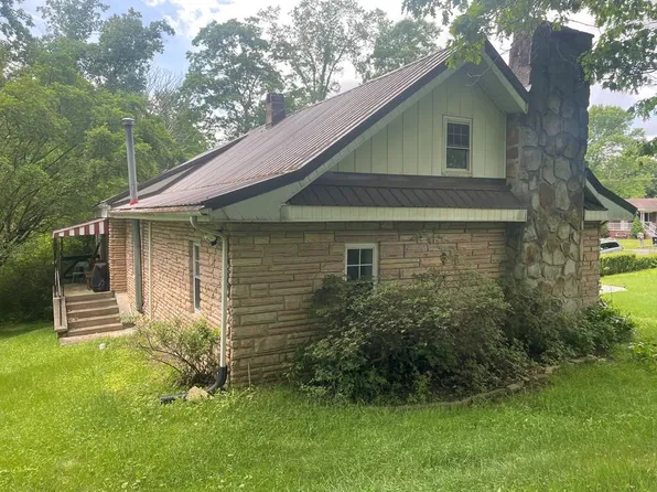 111 Walnut St, Daniels, WV 25832