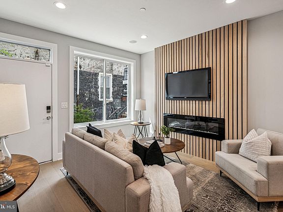4th image of 2121 E Dakota St