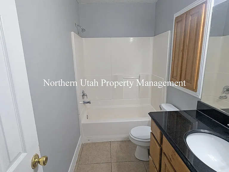 2056 Gramercy Ave — Photo 8