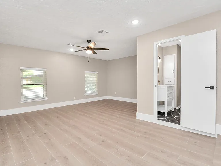 10550 Emnora Ln — Photo 12
