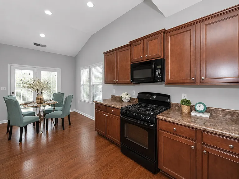 1015 Albany Park Dr — Photo 8