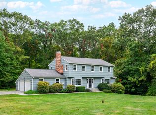 2 Crabapple Ln, Sandy Hook, CT 06482