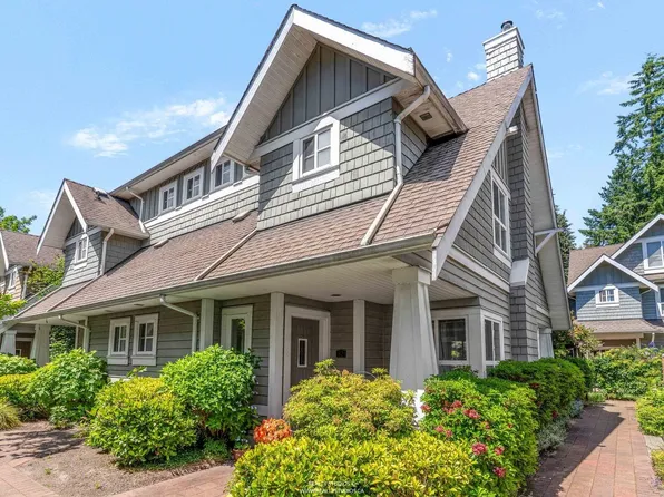 2688 Mountain Hwy #32, North Vancouver, BC V7J 2N5