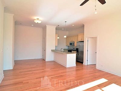 2nd image of 2352 W Byron St Unit 304